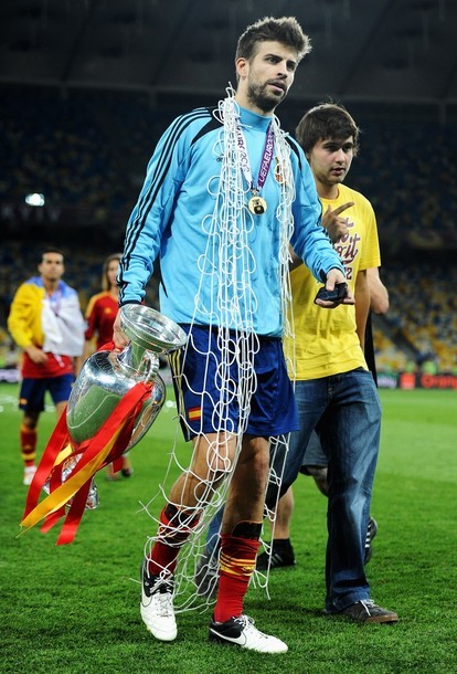 Pique bên chiếc Cup vô địch EURO 2012